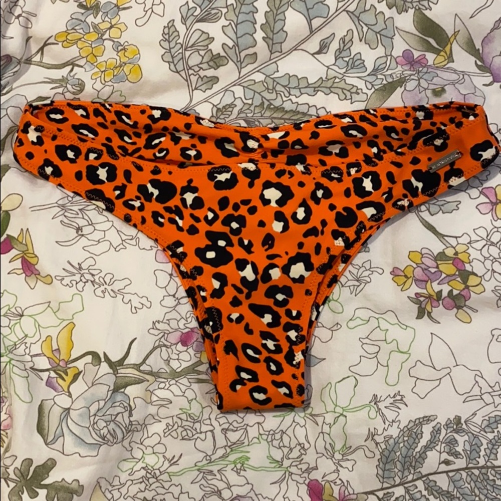 Moderate bikini bottoms
